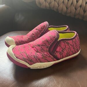 GUC plae migi slip on